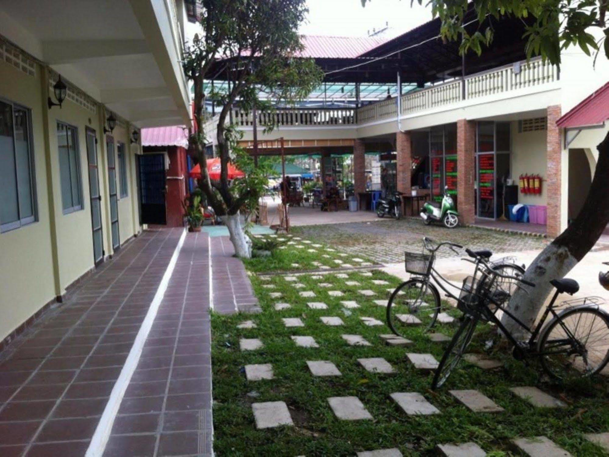 Sakal Guesthouse Restaurant & Bar Sihanoukville Exterior photo
